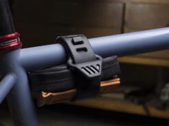 Cinta ALL MOUNTAIN STYLE OS Strap, Siempre Con STYLE !! -EBikes Accesorios AMS Os Strap on a gravel bike frame web