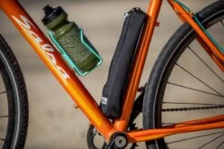 Bolsa Wolf Tooth B-Rad Pump Bag -EBikes Accesorios B RAD PumpBag Orange Salsa closeup x2000 1200x
